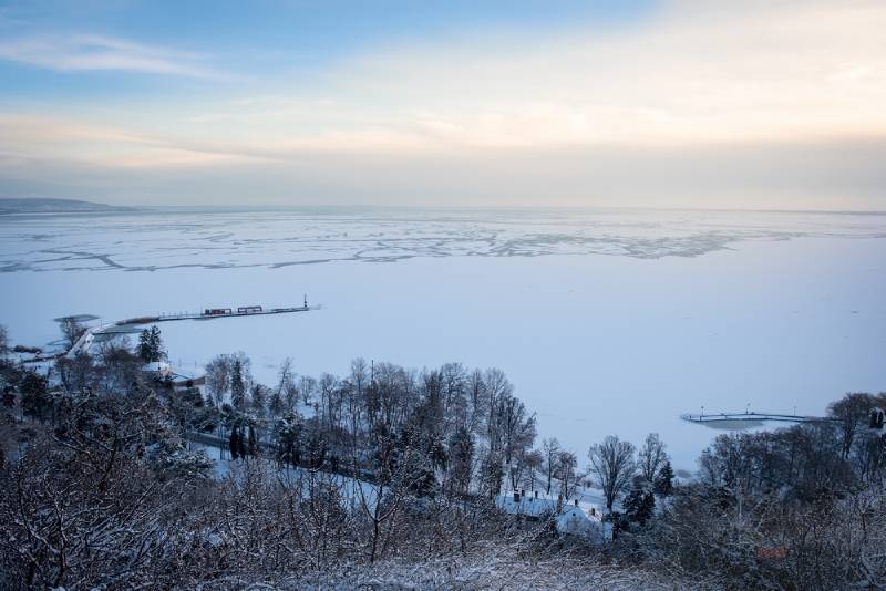 Téli Balaton egy félsziget körül