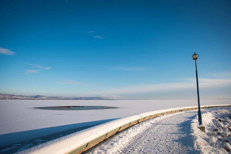 Téli Balaton egy félsziget körül