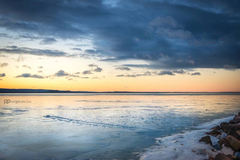 Téli hajnal a Balatonnál