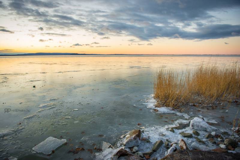 Téli hajnal a Balatonnál