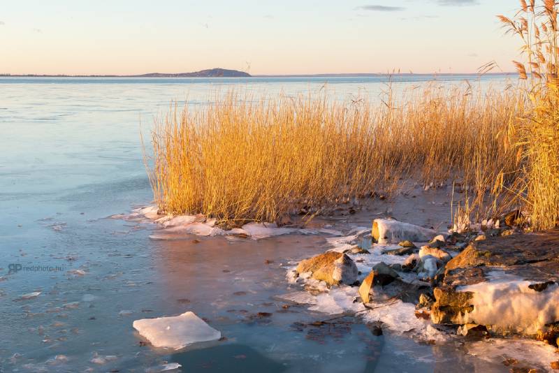 Téli hajnal a Balatonnál