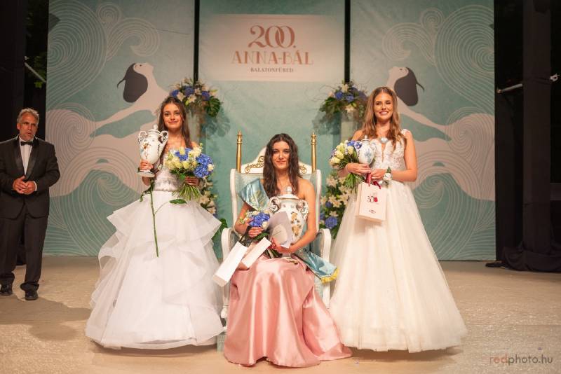 A 200. Anna-bál képekben