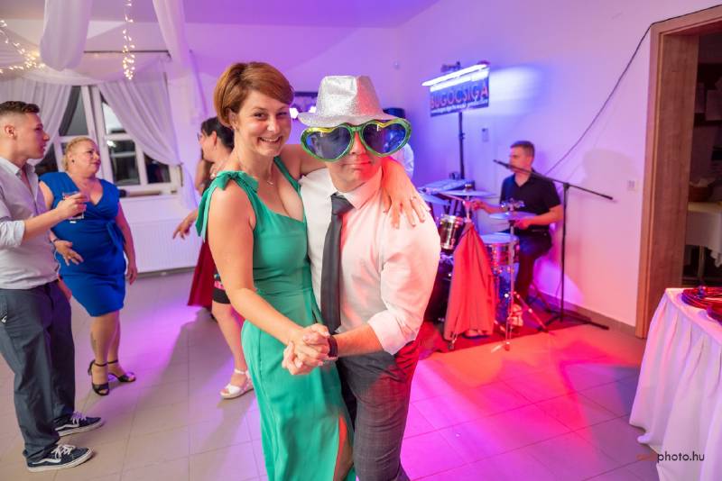 Amikor a násznép ünnepelni jön