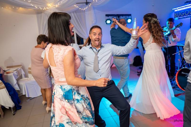 Amikor a násznép ünnepelni jön